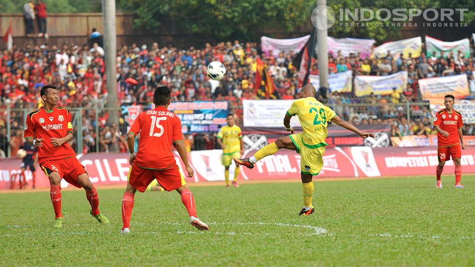 Rinto Ali melakukan tendangan keras ke arah gawang Persibat Batang yang dikawal oleh dua pemain Persibat Moch. Solikin (jersey no. 15) dan Tugi Hadi (jersey no 23), di lapangan sepakbola Krakatau Steel, Cilegon, Banten, Minggu (28/09/14).(